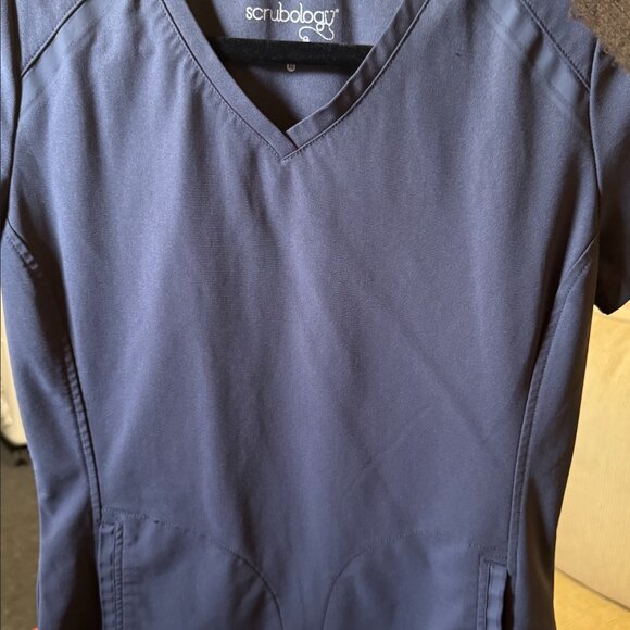 Scrubology Scrubs set in grey - Picture 9 of 13